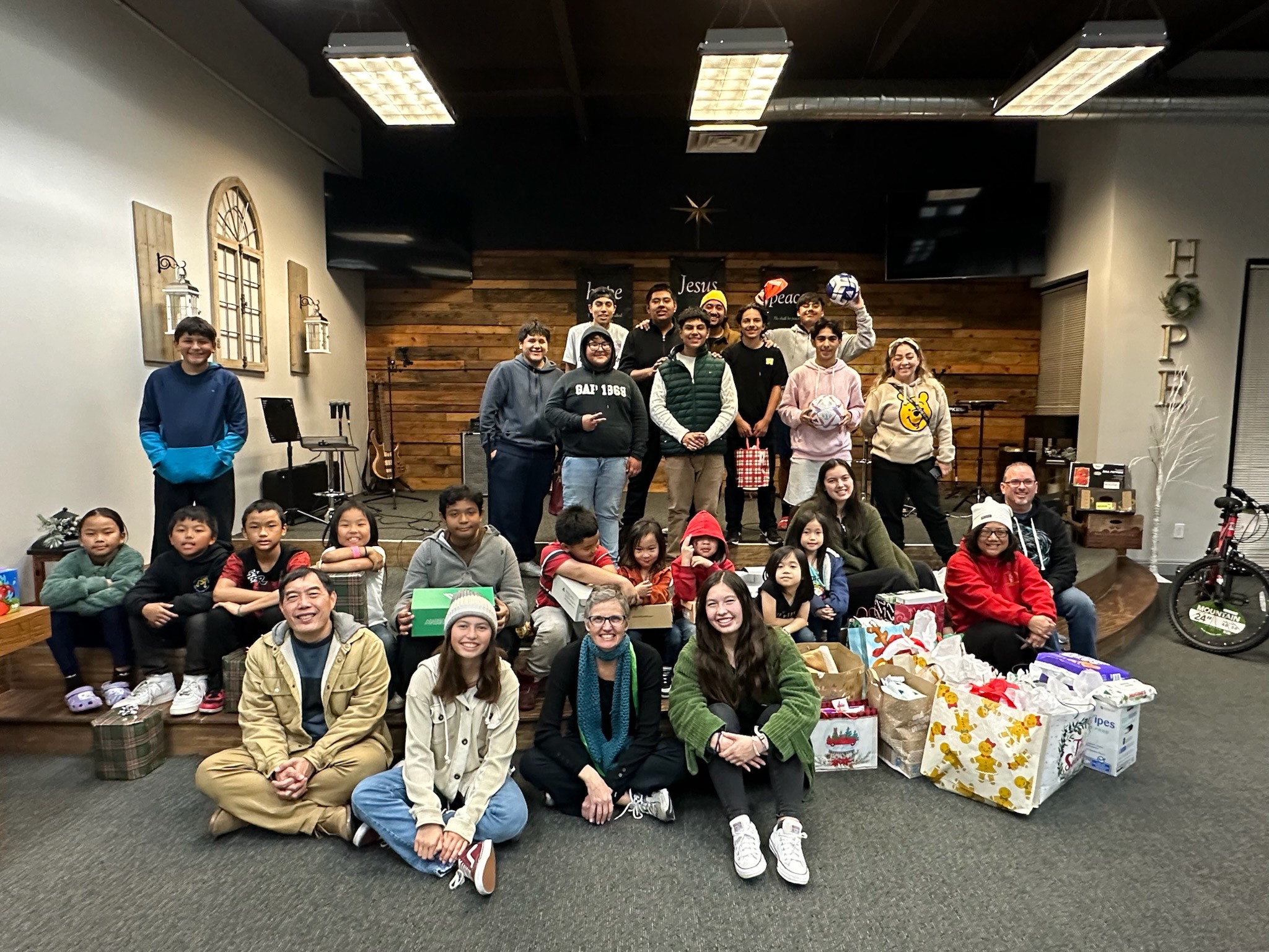 Spreading Christmas joy with sister church, Casa de Luz